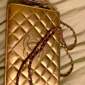 Absolutely stunning gold Chanel purse . Looks like new, vintage !